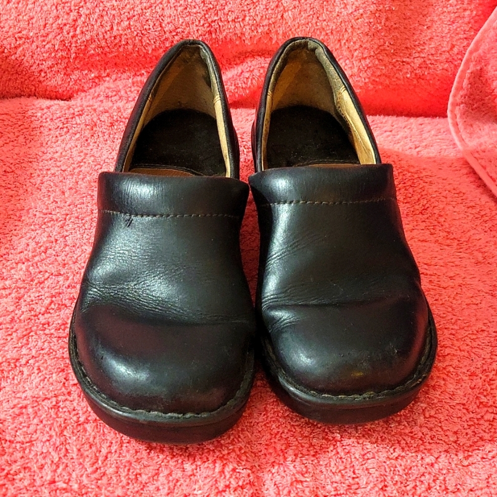 Born Women's size 7.5 Slip on shoes